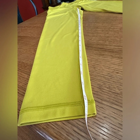 OFFLINE By Aerie Real Me Smocked Legging size medium chartreuse - Picture 8 of 12
